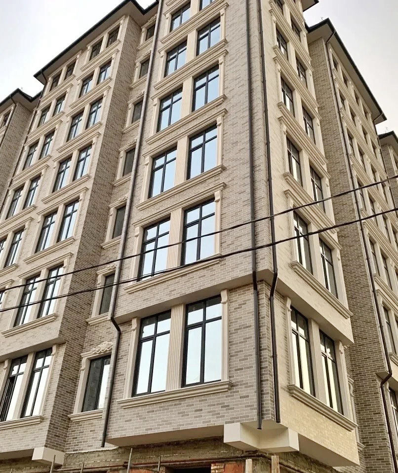 многоэтажный дом с отделкой АМК